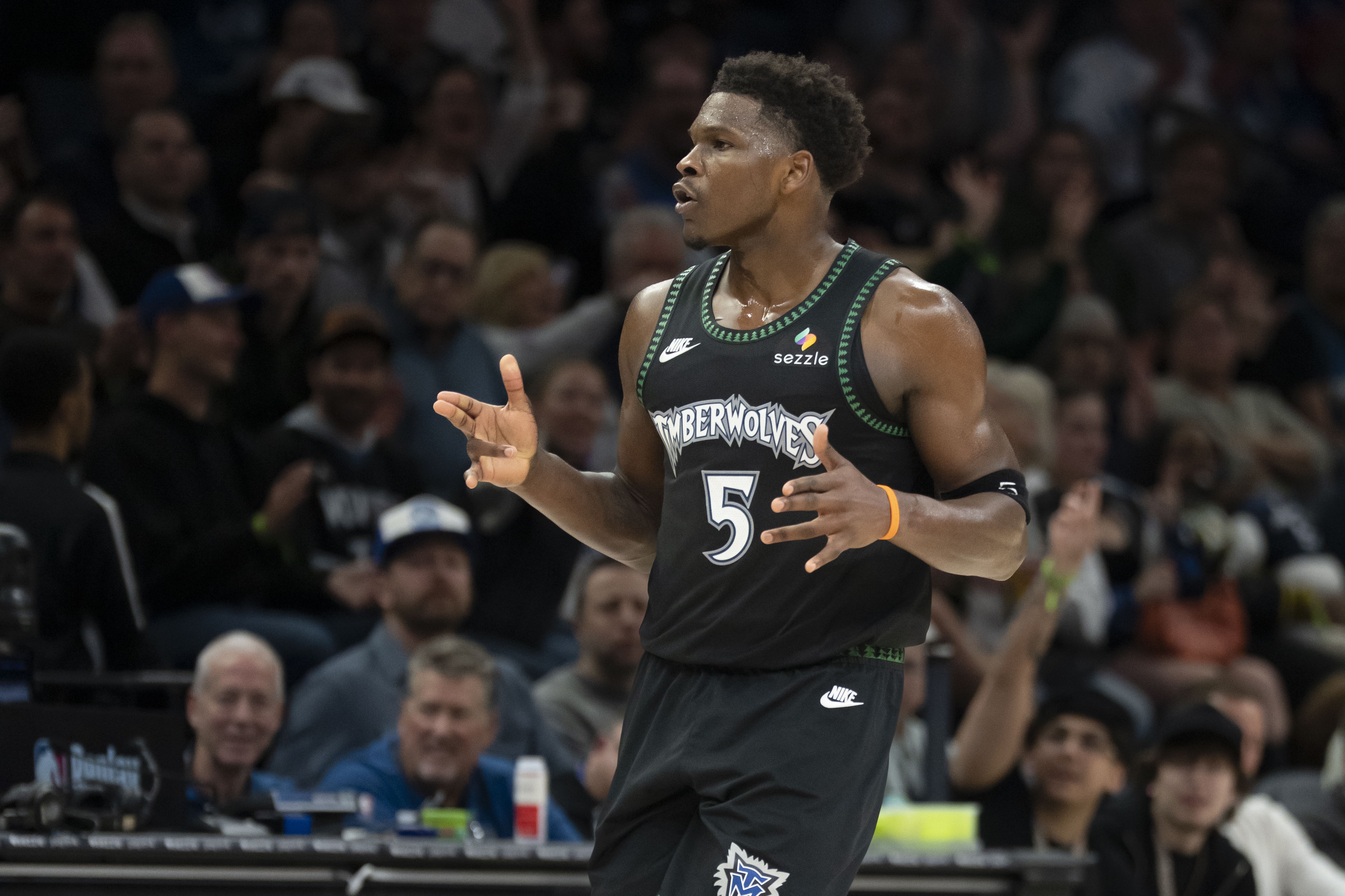 乐鱼官方网站-乘胜追击！爱德华兹连续硬解中投命中 率队扩大领先